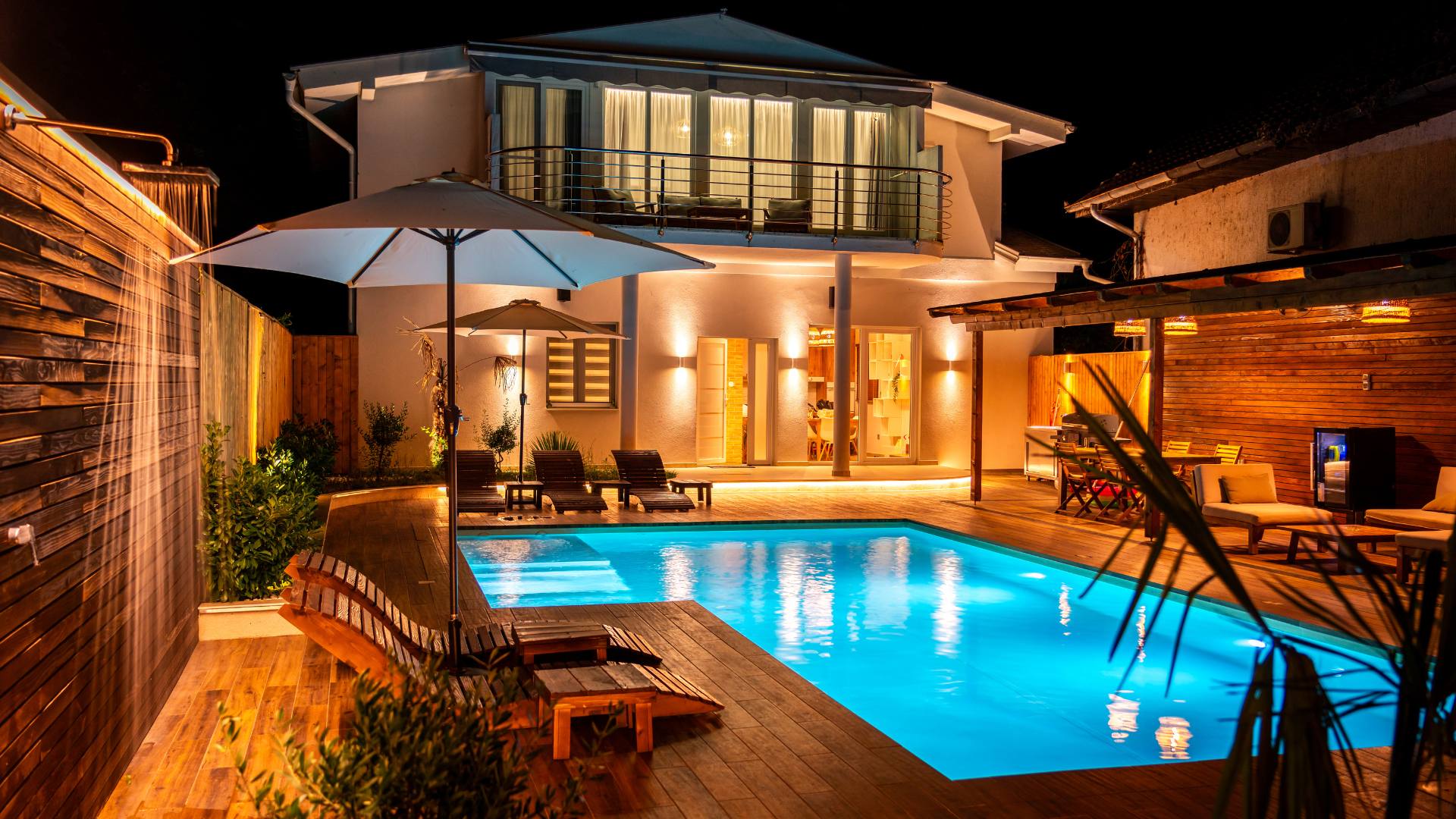 Backyard vinyl pool kept clean and leak-free at night